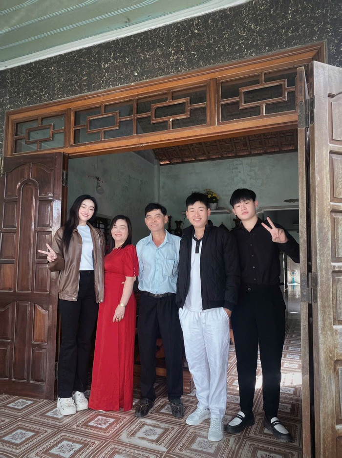 Trong nhiều khoảnh khắc đời thường, Hoa hậu Yến Nhi luôn thể hiện tình cảm gắn bó với cha mẹ và người thân. Chính sự đồng hành và ủng hộ từ gia đình đã tiếp thêm sức mạnh, giúp cô gái trẻ tự tin theo đuổi giấc mơ sắc đẹp. (Ảnh: FBNV) 