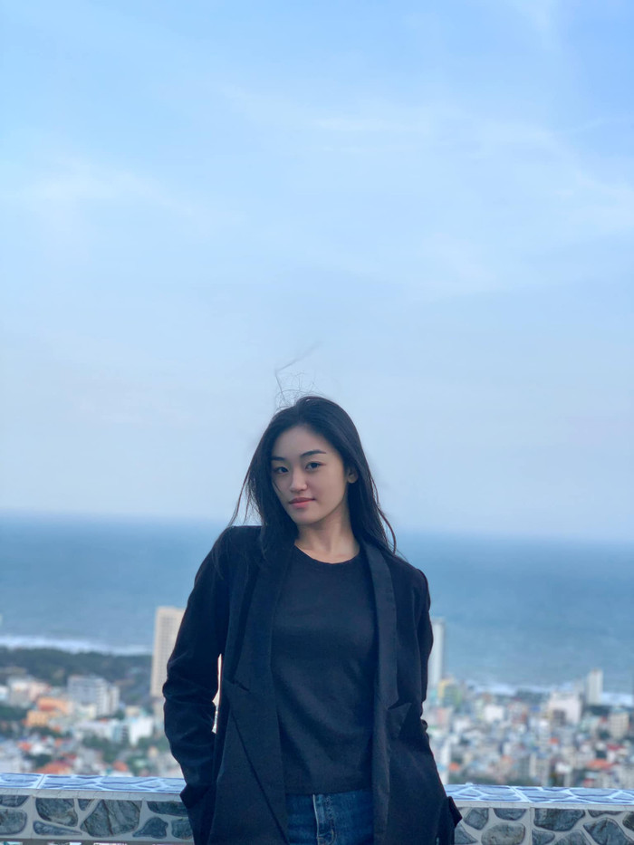 Mặt mộc của tân Hoa hậu Nguyễn Thị Yến Nhi cũng khiến netizen xuýt xoa. Dù không son phấn, cô vẫn giữ được làn da mịn màng và đường nét gương mặt hài hòa. (Ảnh: FBNV) 