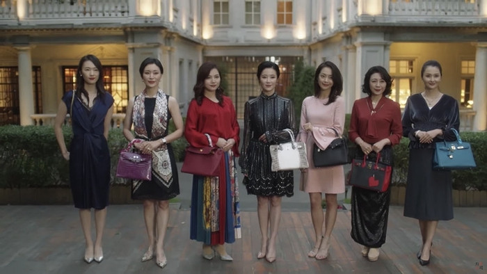 Những chiếc túi Hermès được các phú bà trong phim bản gốc sử dụng có giá bèo nhất là hơn 700 triệu VNĐ đến chiếc đắt nhất là khoảng hơn 10 tỷ VNĐ (Ảnh: Dragon TV).