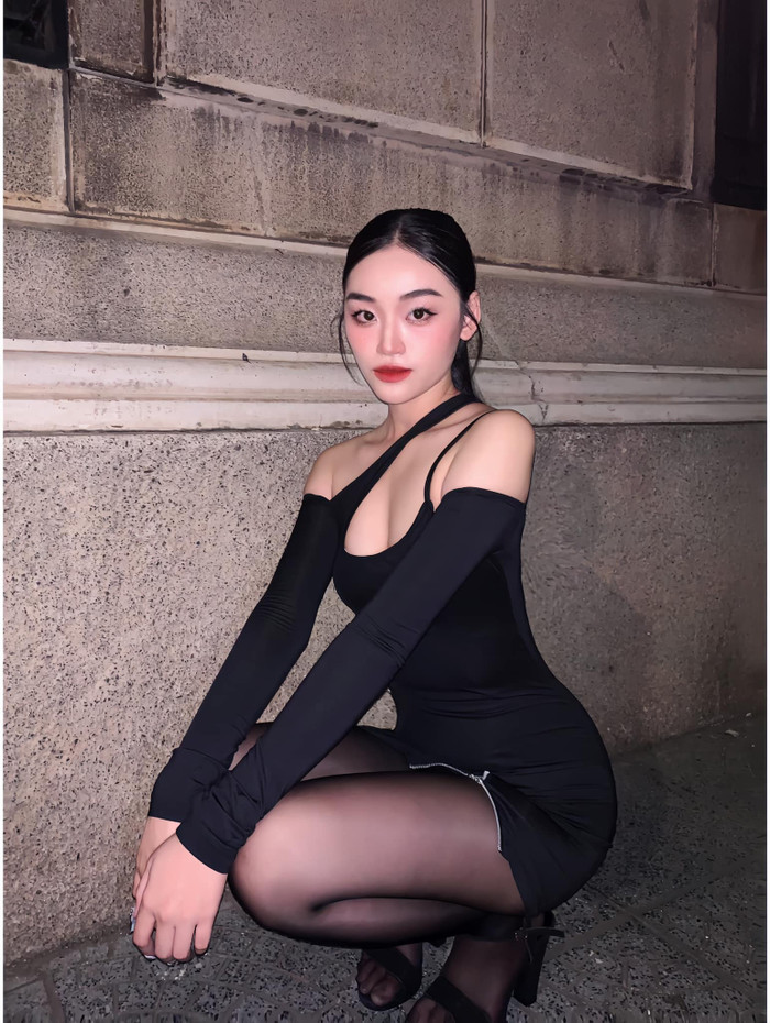 Ngoài ra phong cách thời trang hiện đại cũng khiến Yến Nhi được công chúng chú ý. Ở tuổi 21, cô gái quê Đắk Lắk đã định hình được gu ăn mặc riêng, vừa giữ sự gần gũi vừa tạo được dấu ấn cá nhân. Chính phong thái tự tin, ánh mắt mạnh mẽ và nụ cười rạng rỡ khiến Yến Nhi không chỉ được công chúng yêu mến mà còn được kỳ vọng sẽ 'làm nên chuyện' tại Miss Grand International 2025. (Ảnh: FBNV) 