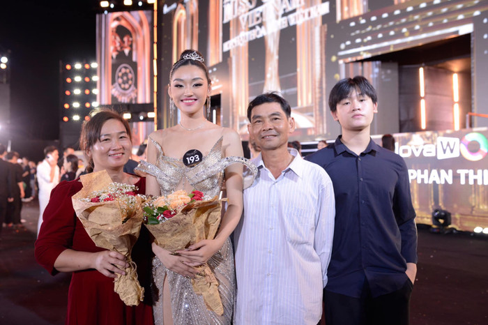 Bố mẹ và em trai Yến Nhi từng đến ủng hộ khi cô nàng ghi danh tại Miss Grand Vietnam 2024. Ảnh: FBNV