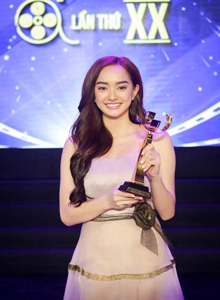 Kaity Nguyễn nhận giải thưởng lớn trong lần đầu chạm ngõ điện ảnh (Ảnh: FBNV)