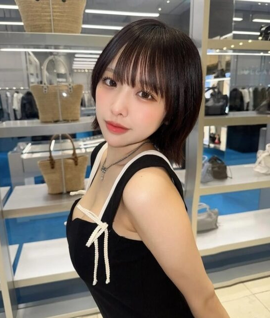 Nữ ca sĩ sốc khi phát hiện bị quay lén cảnh thay đồ bằng 5 camera ẩn Ảnh 1