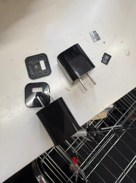 Nữ ca sĩ sốc khi phát hiện bị quay lén cảnh thay đồ bằng 5 camera ẩn Ảnh 2