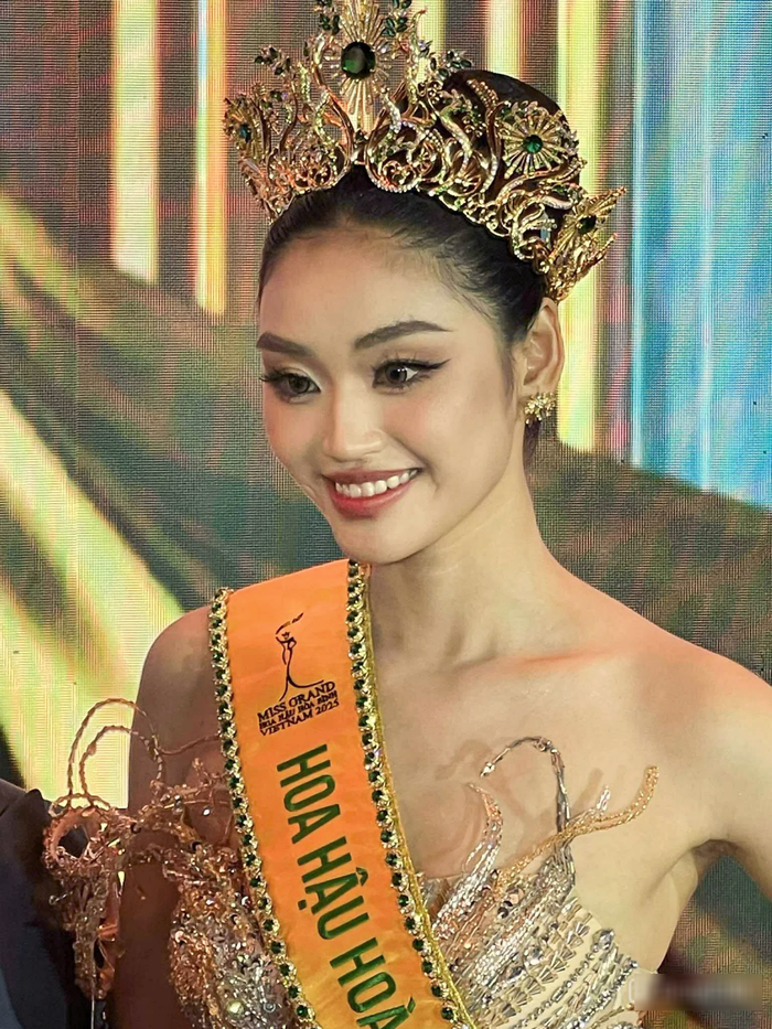 Nhiều khán giả lo ngai về thành tích của tân Hoa hậu tại cuộc thi Miss Grand International 2025 vì Yến Nhi chỉ có 2 tuần để chuẩn bị. 