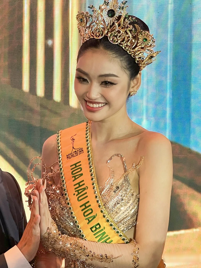 Dù lịch trình chuẩn bị cho cuộc thi dày đặc và trải qua đêm chung kết kéo dài khoảng 5 tiếng, tân Hoa hậu vẫn giữ được nét rạng rỡ, tràn đầy hạnh phúc vì chạm tay đến ngôi vị cao nhất tại cuộc thi.