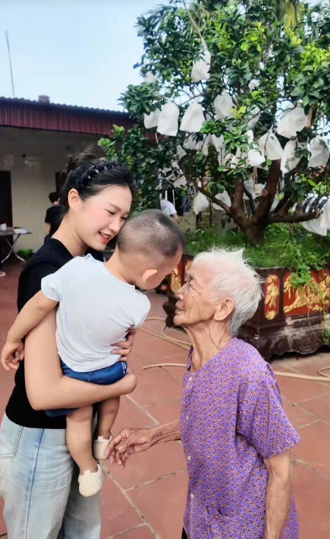 Vợ Đoàn Văn Hậu gây sốt với hình ảnh đời thường khác lạ Ảnh 1