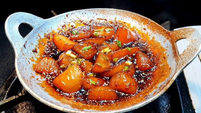 Món củ cải kho nước tương thường được nhiều người ăn chay ưa thích. (Ảnh minh họa từ kênh YouTube Vietnam Food)