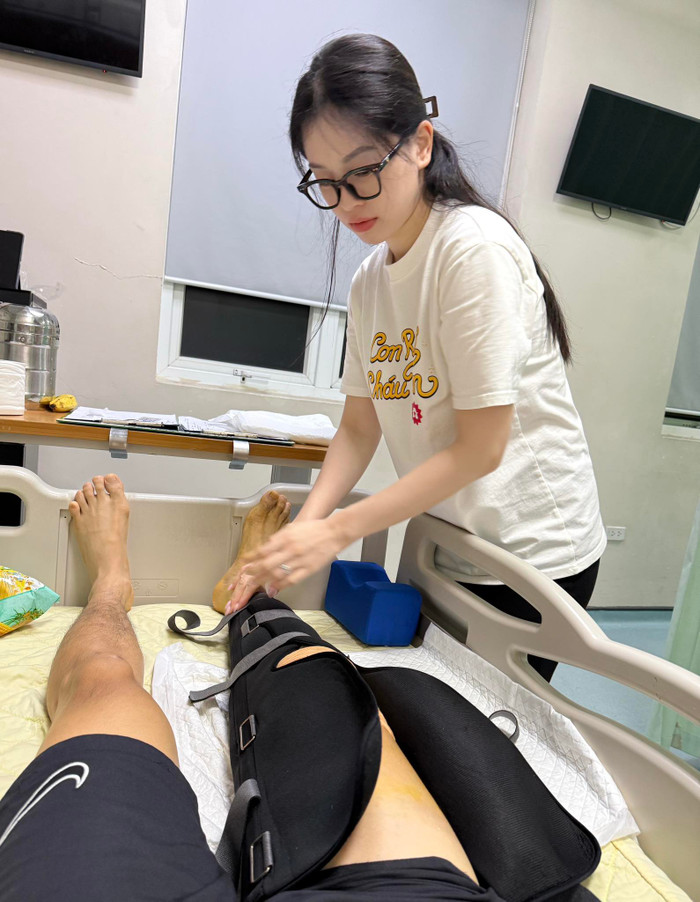 Bình An được Phương Nga chăm sóc chu đáo trong thời gian nằm viện. Ảnh: FBNV