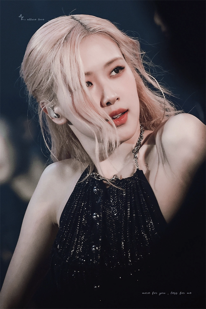 Nữ ca sĩ Rosé (BLACKPINK) từng gặp sự cố trang phục khi bị tuột dây váy trên sân khấu.