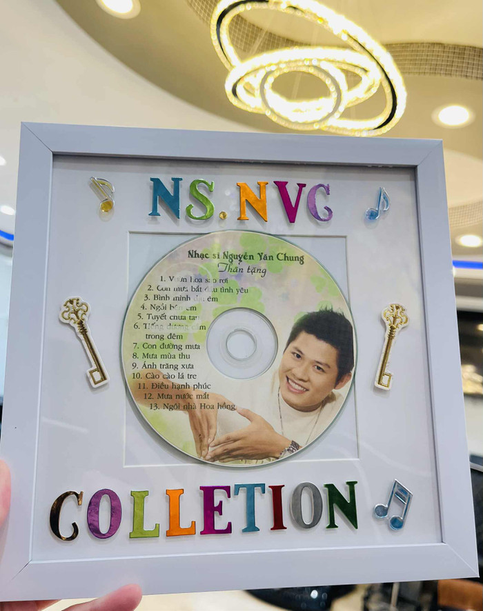 Món quà của khán giả nước ngoài khiến nhạc sĩ Nguyễn Văn Chung hạnh phúc Ảnh 4