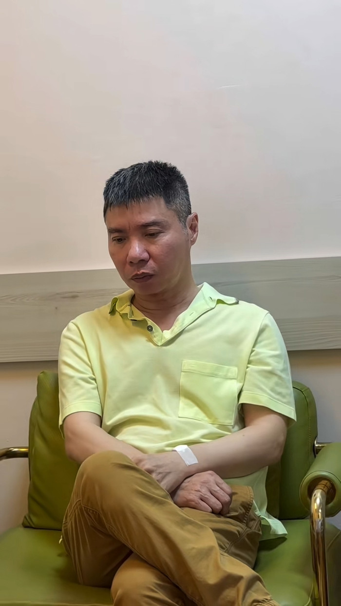 Công Lý lộ rõ vẻ căng thẳng khi chờ đợi kết quả thăm khám từ bác sĩ. Ảnh: TikTok Nhân vật