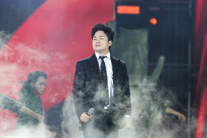 Tùng Dương hát 'Nỗi đau giữa hòa bình' của Hòa Minzy, cộng đồng mạng tranh luận Ảnh 2