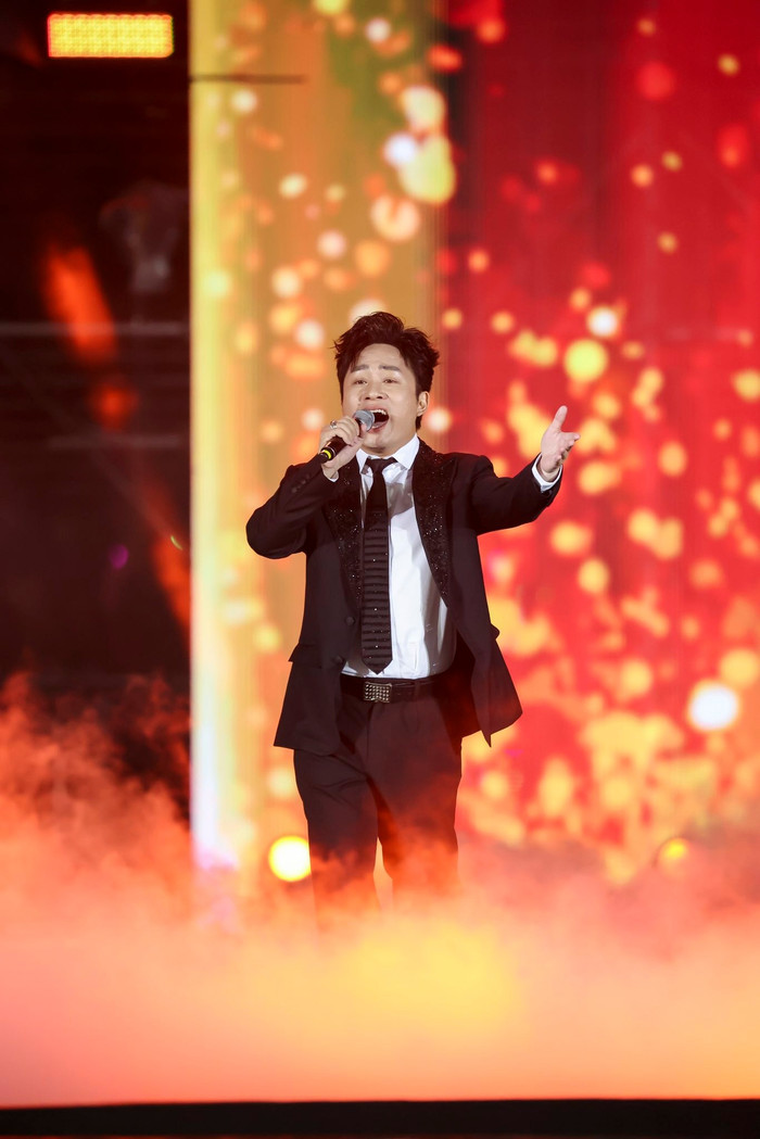 Tùng Dương hát 'Nỗi đau giữa hòa bình' của Hòa Minzy, cộng đồng mạng tranh luận Ảnh 1