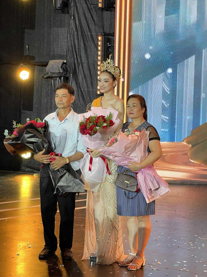 Bố mẹ Yến Nhi chúc mừng con gái đăng quang Hoa hậu Hòa bình Việt Nam 2025. (Ảnh Minh Huy)