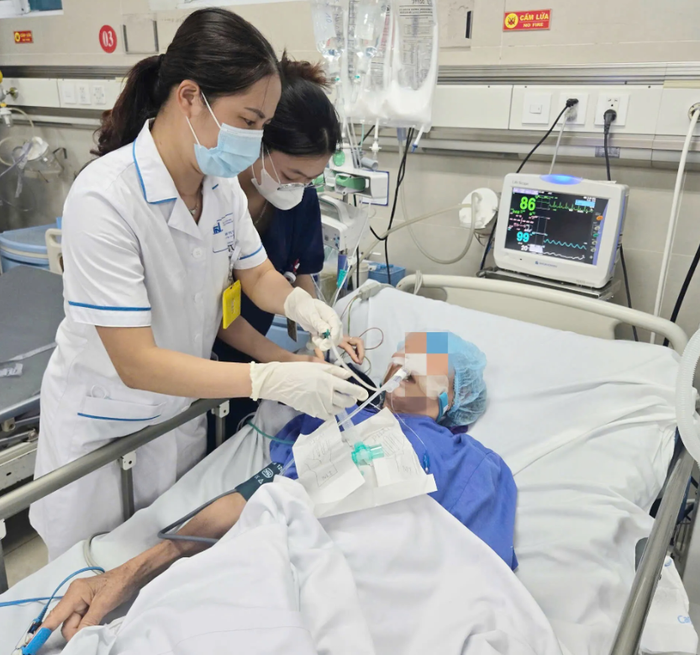 Ekip đặt ống nội khí quản, nối máy thở, hồi sức tích cực để giành lại từng nhịp thở cho bệnh nhân. (Nguồn: Báo Kinh tế & Đô thị) 