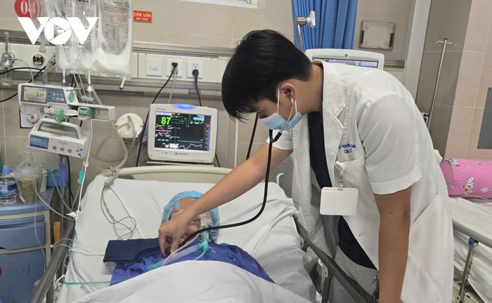 Cụ bà hôn mê vì uống nhầm chai nước chứa methadone. (Nguồn: VOV)