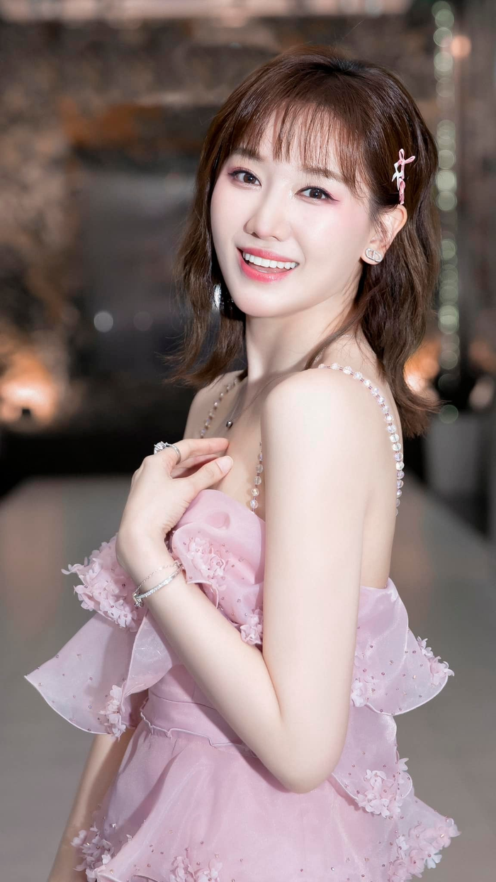Hari Won và hình ảnh rạng rỡ thường ngày. (Ảnh: FBNV)