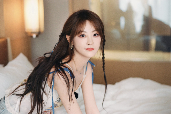 Chúc Tự Đan từng có thời gian hoạt động chung công ty với Dương Mịch. Ảnh: Weibo