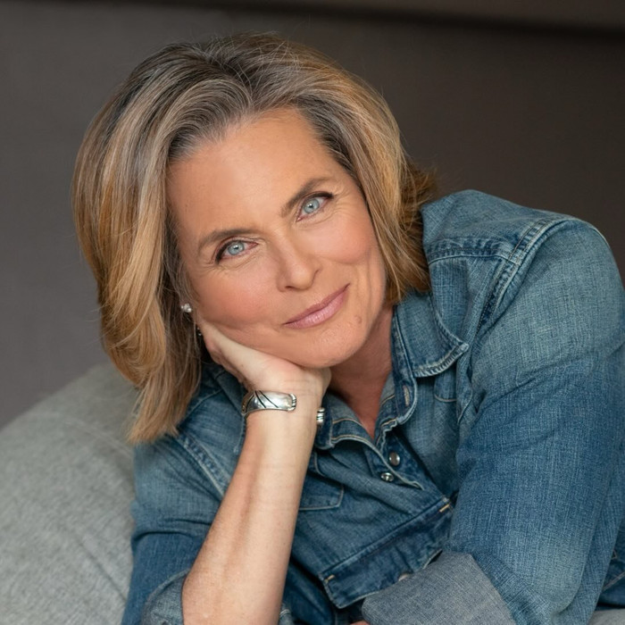 Siêu mẫu U70 cũng tiết lộ bản thân chưa từng can thiệp phẫu thuật thẩm mỹ hay tiêm Botox. (Ảnh: Instagram the_kimalexis)