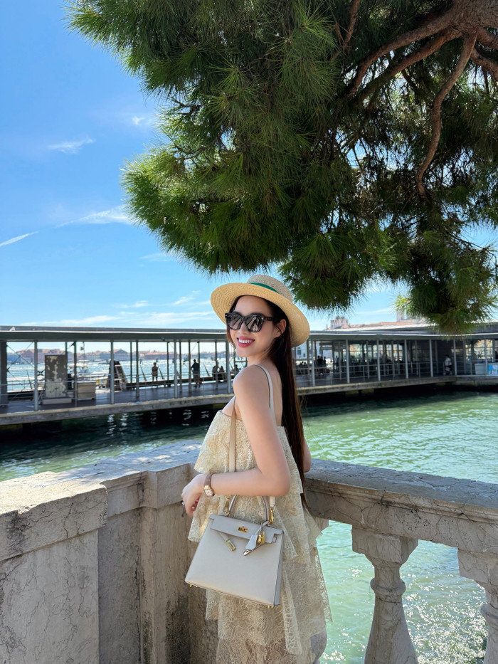 Nhiều netizen soi ra chiếc đồng hồ mà Đỗ Thị Hà đang đeo có giá khoảng 1,3 tỷ đồng.