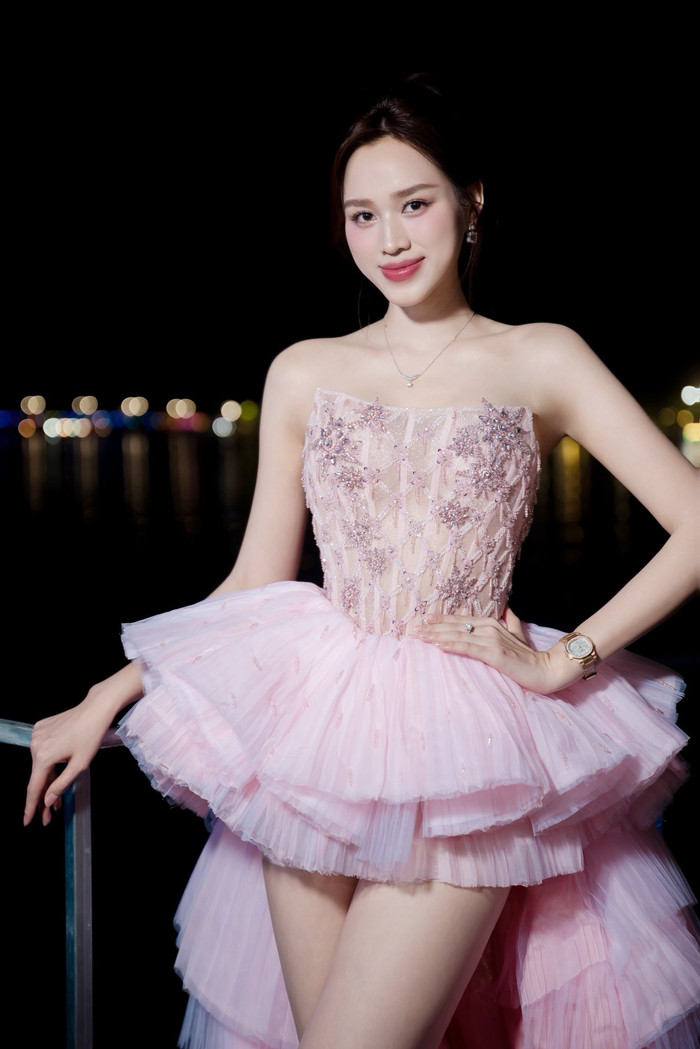 Đỗ Thị Hà thường chọn những thiết kế tinh giản, ưu tiên sự thanh lịch và tôn dáng.