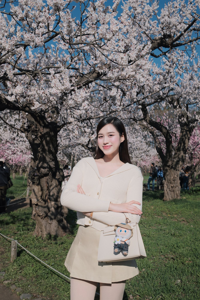 Khoảnh khắc đời thường của nàng hậu trong chuyến du lịch nước ngoài. 