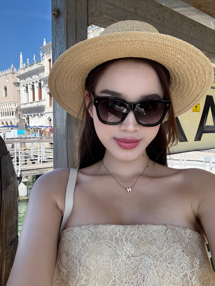 Nhiều netizen xuýt xoa, dành lời khen cho nhan sắc ngày càng thăng hạng của nàng hậu.