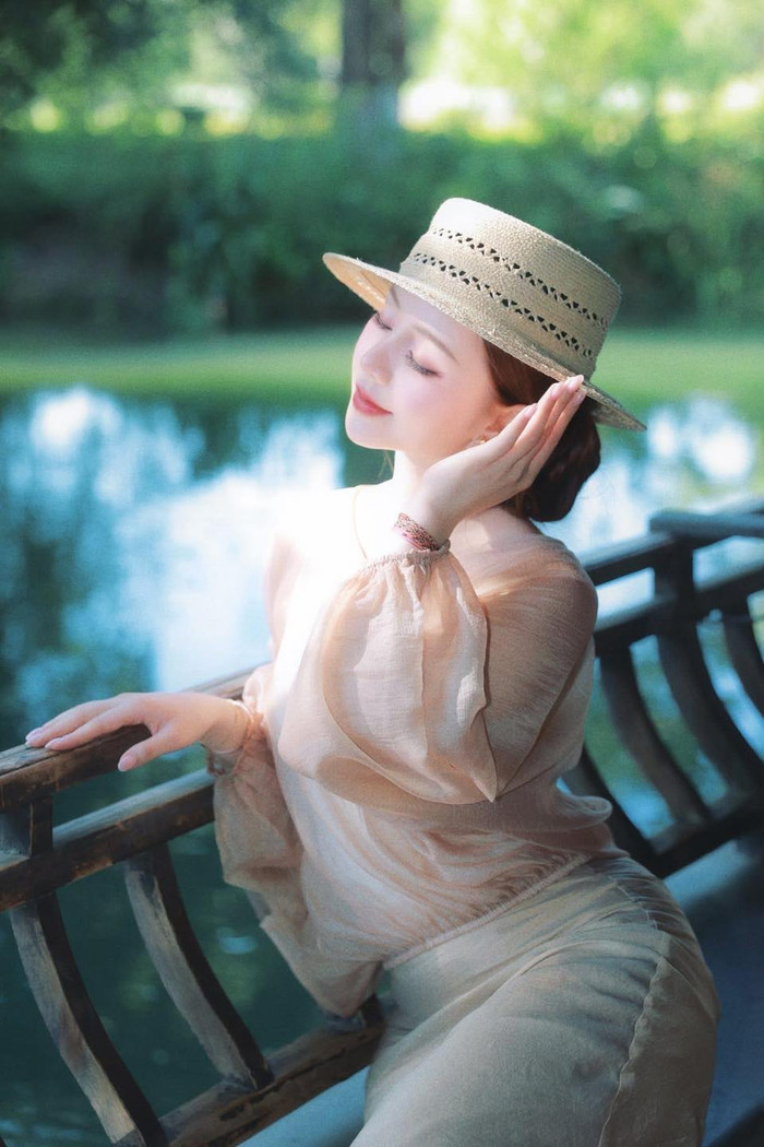 Nhờ vóc dáng thon gọn cùng khả năng tạo dáng khéo léo, Quỳnh Kool khoe triệt để đường cong cơ thể (Ảnh: Facebook nhân vật). 