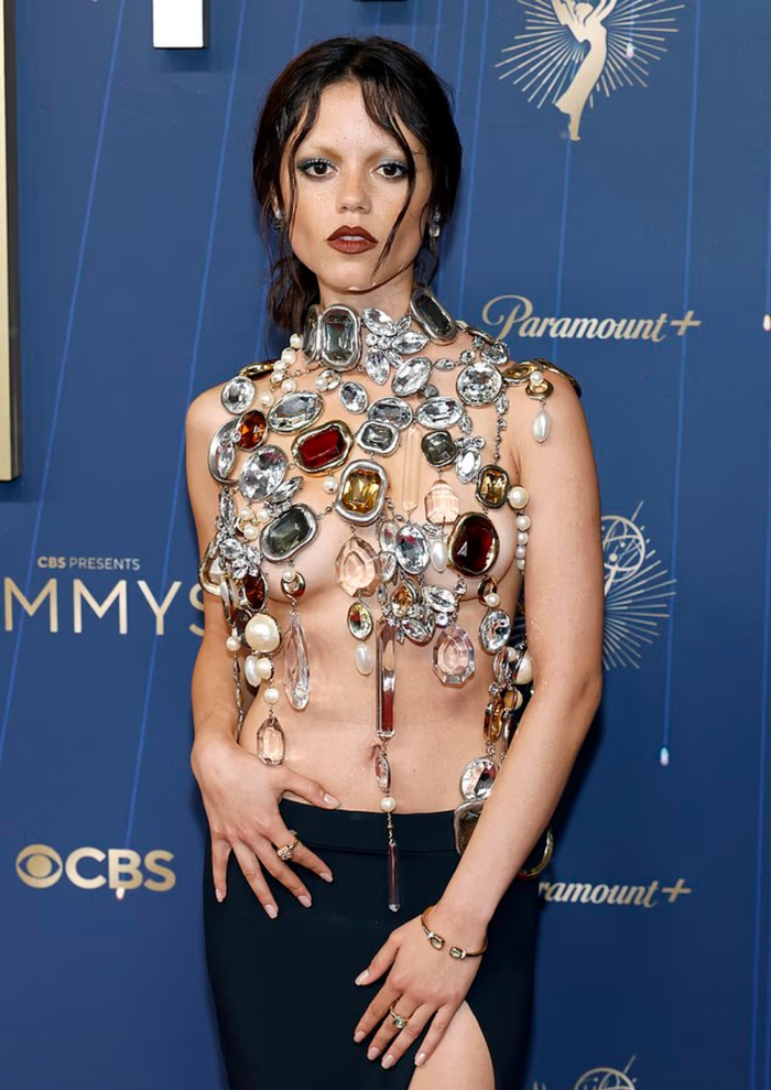 Trang phục gây sốc của nữ diễn viên Jenna Ortega. (Ảnh: Daily Mail)