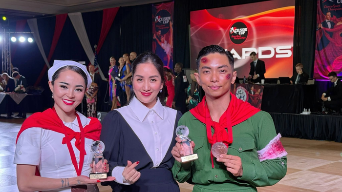 Khánh Thi chụp ảnh cùng Phan Hiển và Thu Hương sau khi giành huy chương đồng giải đấu thế giới. (Ảnh: FBNV)