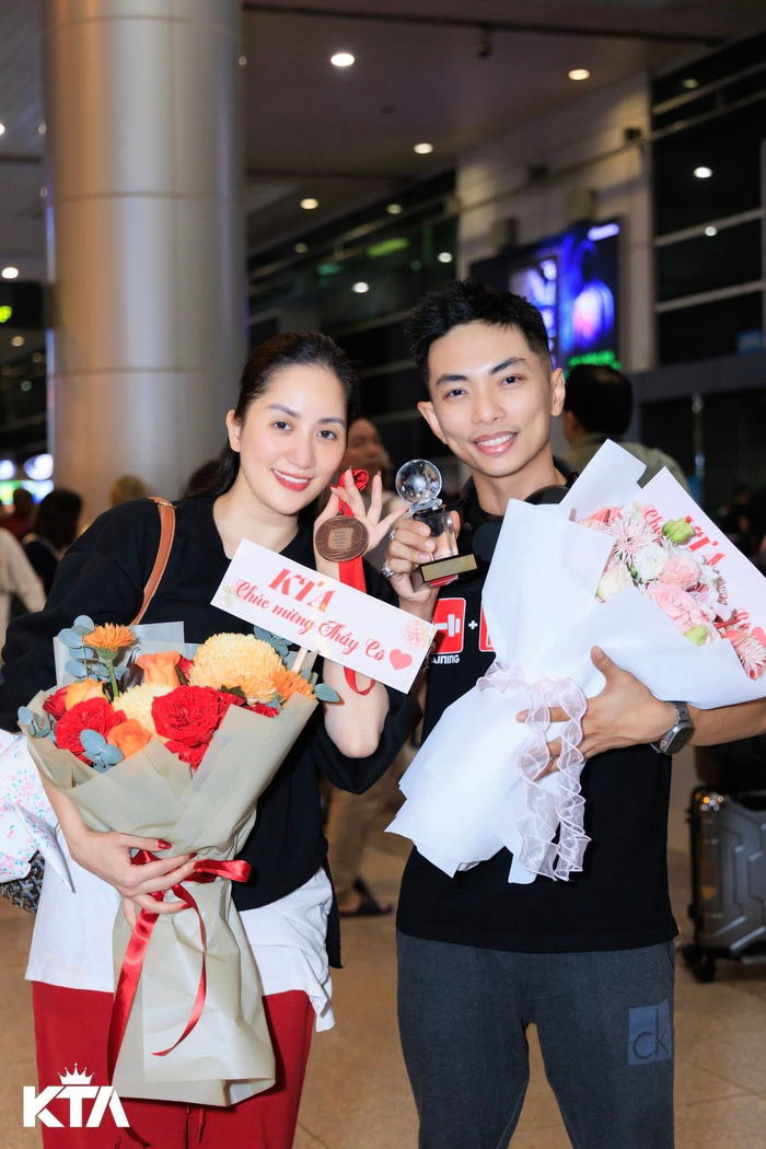 Cả ba được người thân chào đón ở sân bay, vỡ oà trong niềm vui hạnh phúc. (Ảnh: FBNV)
