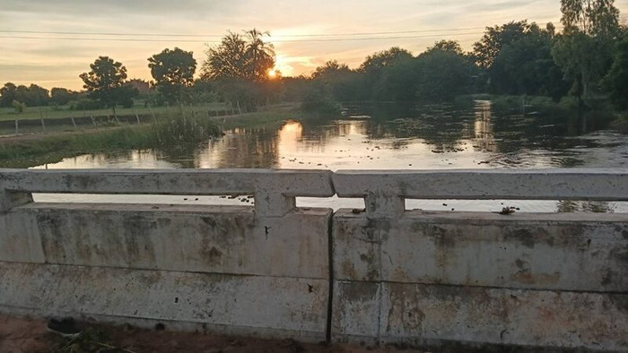 Tình nguyện viên đi vớt lục bình giúp người dân, sự việc sau đó khiến cả làng bàng hoàng Ảnh 1