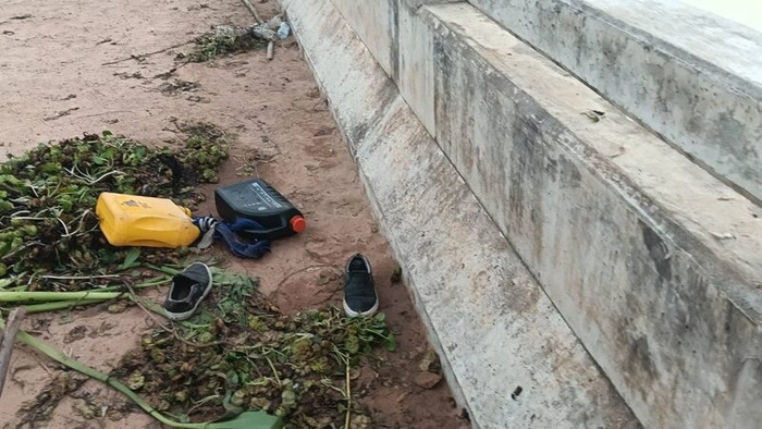 Tình nguyện viên đi vớt lục bình giúp người dân, sự việc sau đó khiến cả làng bàng hoàng Ảnh 2