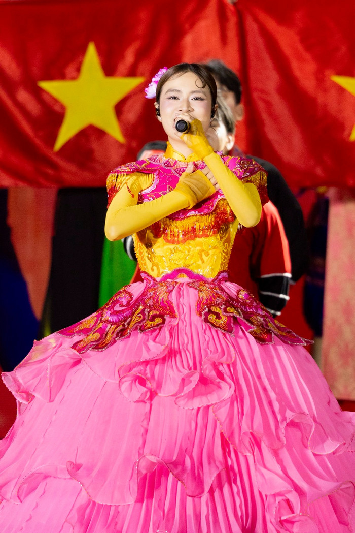 Mẹ ruột tuyên bố 2 chữ về Hoàng Thùy Linh Ảnh 1