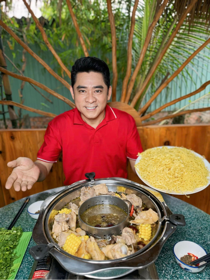 Huỳnh Anh Tuấn từng có một thời gian sáng tạo nội dung nấu ăn trên mạng xã hội. Ảnh: FBNV