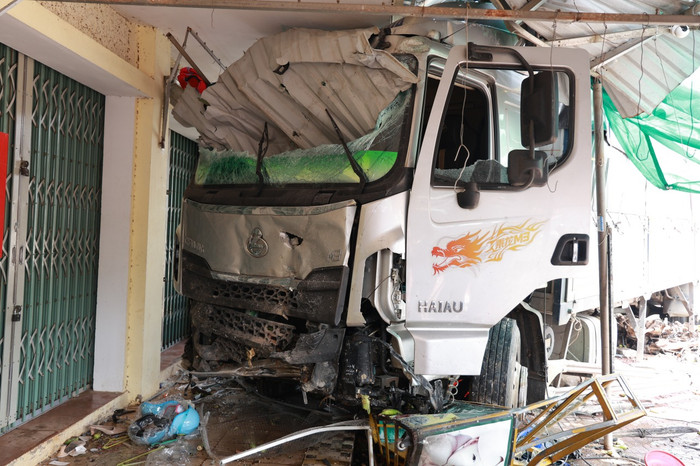 Công an Quảng Trị thông tin vụ xe tải lao vào chợ khiến 3 người tử vong, 9 người bị thương Ảnh 2