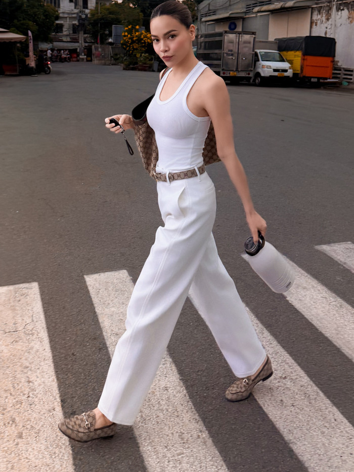 Nữ ca sĩ ưu tiên những gam màu trung tính như nâu, trắng, đỏ rượu vang vốn dễ kết hợp và tạo hiệu ứng sang trọng. (Ảnh FBNV)