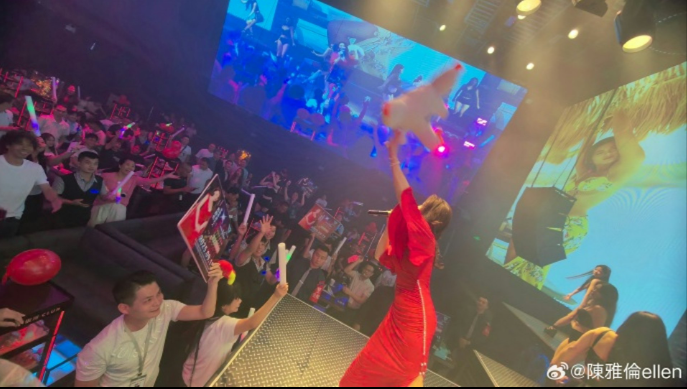 Nữ thần phim 18+ đi diễn quán bar, nhan sắc tuổi 59 gây xôn xao Ảnh 5