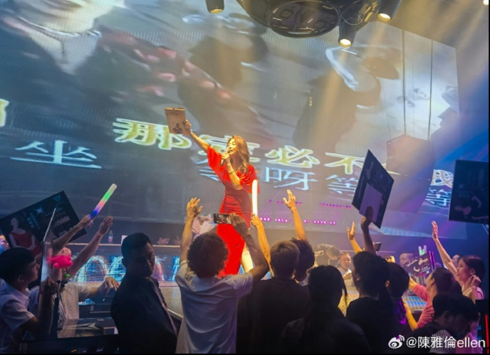 Nữ thần phim 18+ đi diễn quán bar, nhan sắc tuổi 59 gây xôn xao Ảnh 4