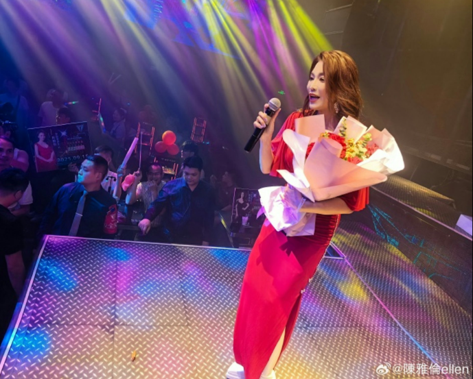 Nữ thần phim 18+ đi diễn quán bar, nhan sắc tuổi 59 gây xôn xao Ảnh 2