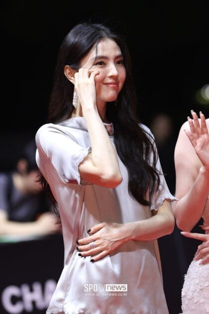 Outfit của Han So Hee trên thảm đỏ (Ảnh: SPOTV News)