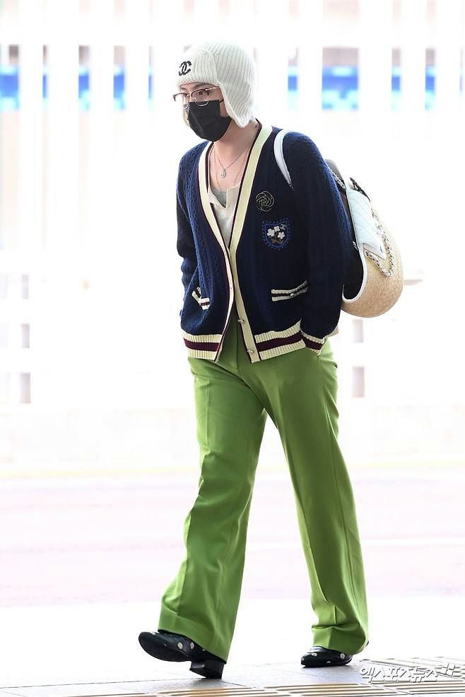 G-Dragon nổi bật tại sân bay (Ảnh: Daum)