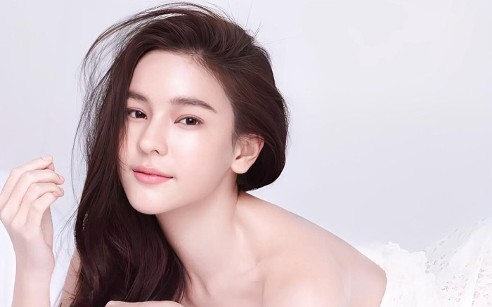Nữ diễn viên nổi tiếng Thái Lan Aom Sushar – được mệnh danh là “Song Hye Kyo Thái Lan” – bất ngờ vướng bê bối tài chính chấn động (Ảnh: Sohu). 