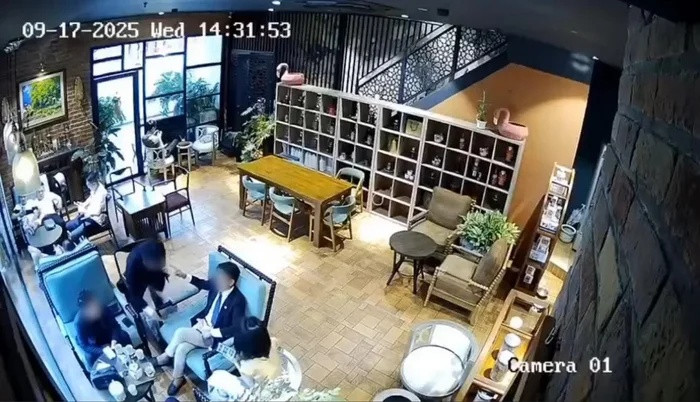 Anh T.- là người chỉ tay trong hình ảnh này.