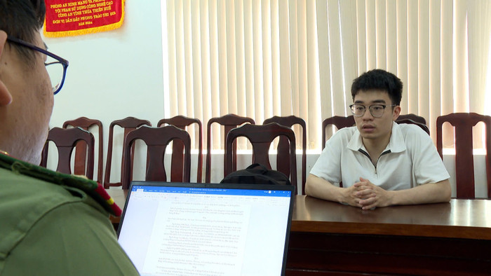 Lực lượng chức năng lấy lời khai của đối tượng Mai Quốc Việt. (Nguồn: Dân Việt)