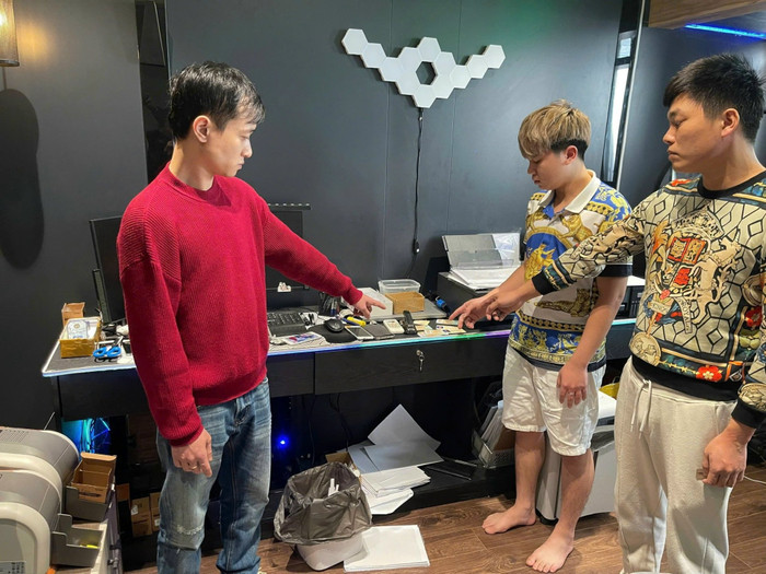 'Ông trùm' 9x và đồng bọn bị khởi tố vì làm giả con dấu, tài liệu của cơ quan, tổ chức. (Nguồn: Dân Việt)