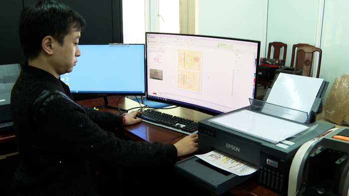 Phạm Duy Phú - đối tượng cầm đầu đường dây làm giả con dấu, tài liệu quy mô lớn. (Nguồn: Dân Việt)