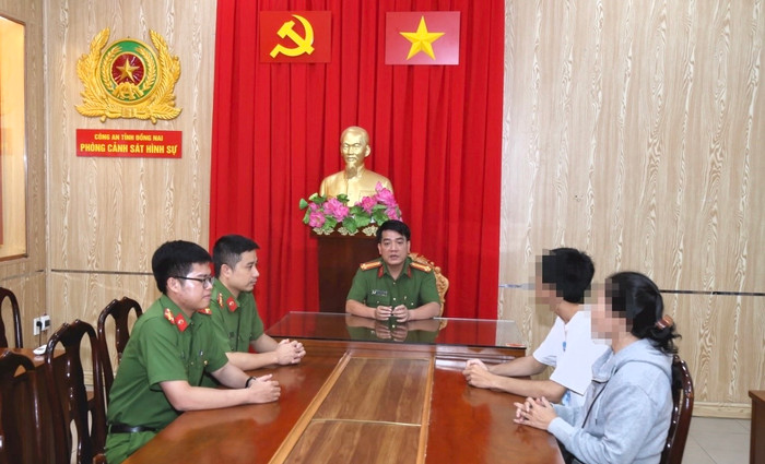 Cán bộ Phòng Cảnh sát hình sự công an tỉnh Đồng Nai làm việc với nam sinh viên cùng gia đình, tuyên truyền giải thích về cách thức của nhóm tội phạm. (Nguồn: Báo Pháp luật TP.HCM)