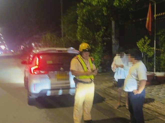 Lực lượng công an phối hợp kịp thời giải cứu nam sinh L. khi đang trên đường đi về hướng cửa khẩu Mộc Bài để qua Campuchia theo chỉ dẫn của nhóm tội phạm.  (Nguồn: Báo Lao động)